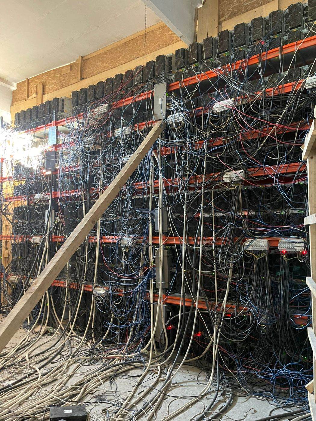 Fermă clandestină de criptomonede cu peste 400 de echipamente descoperită de inspectorii ANAF Antifraudă într-o cladire dezafectată
